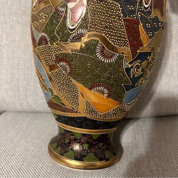 Satsuma Ware 8 Imperial Heads Large 15” Tall Vase - Picture 11 of 16